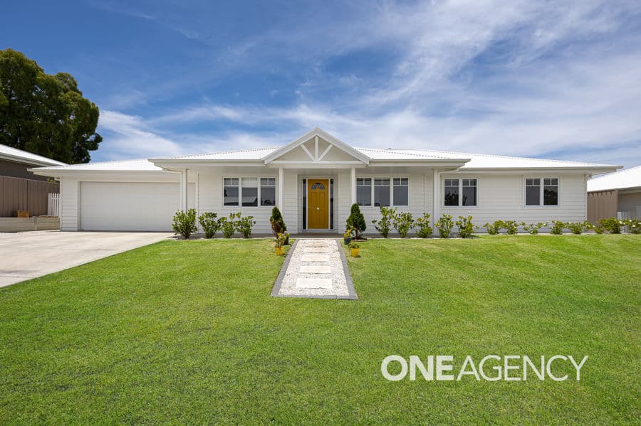 16 KELLERMAN Crescent, Boorooma, Boorooma - Image 1