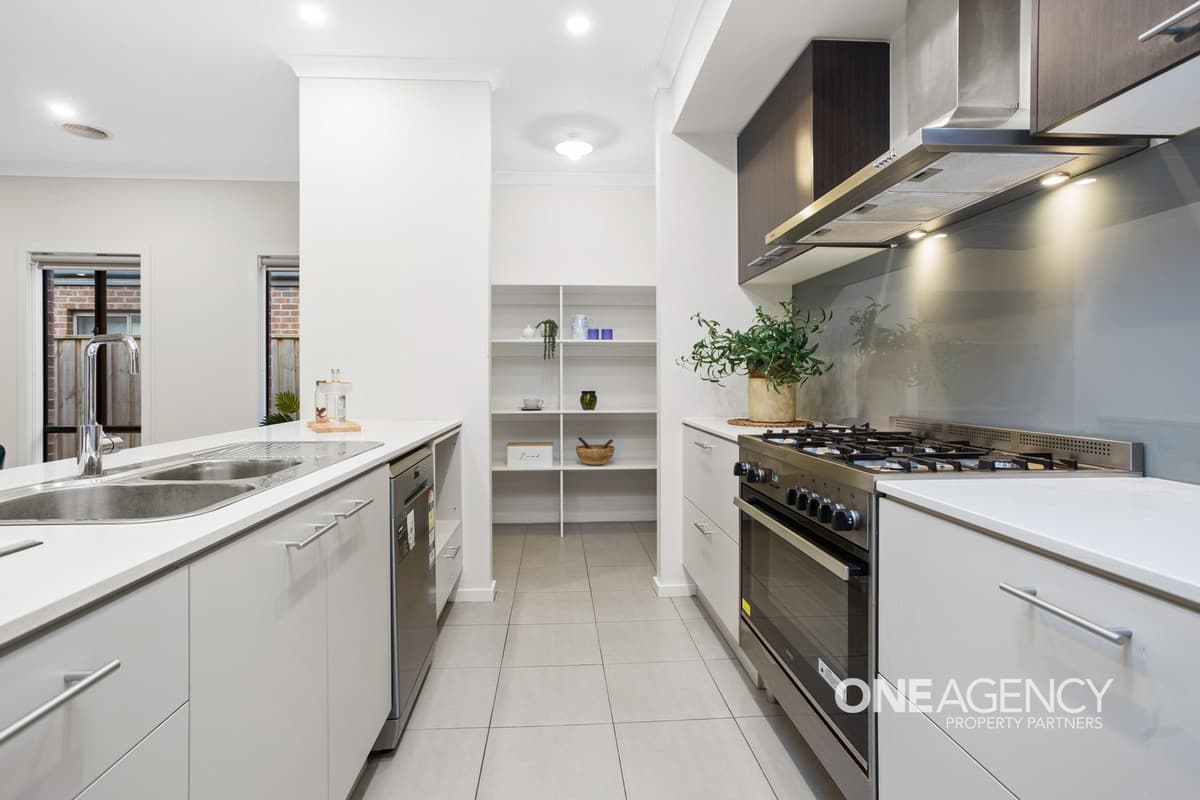 16 Sorrenberg Street, Point Cook, Point Cook - Thumbnail 8
