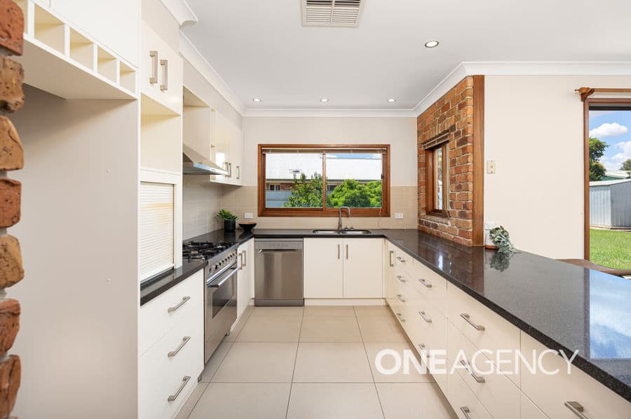 12 MAGNOLIA Parade, Lake Albert, Lake Albert - Thumbnail 5