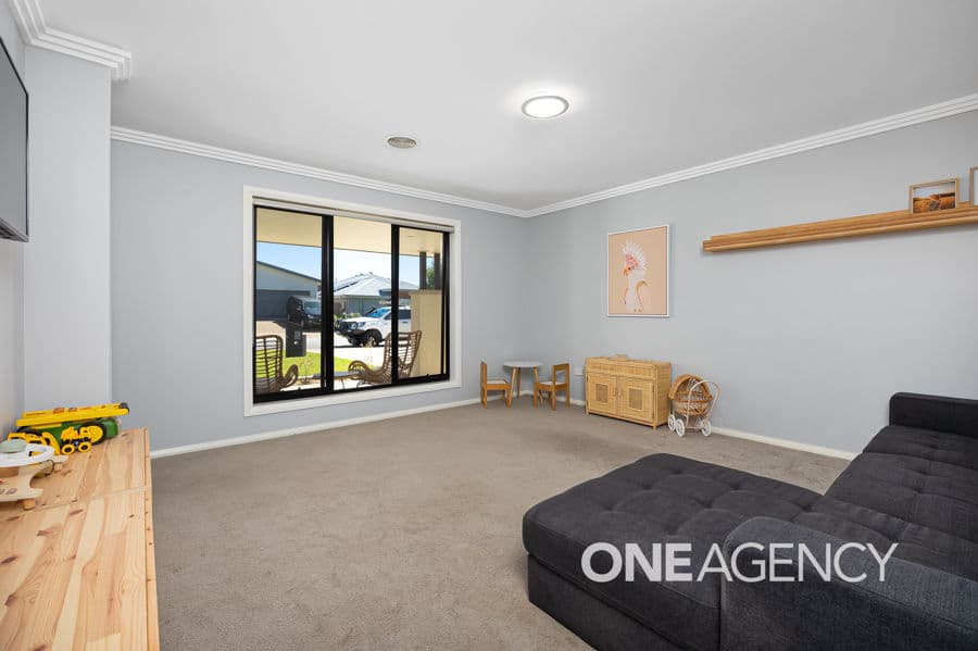 113 STRICKLAND Drive, Boorooma, Boorooma - Thumbnail 2
