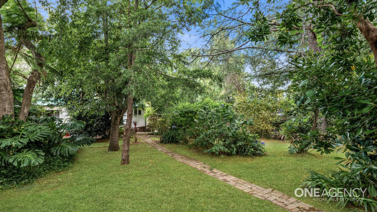 19 Valley Road, Springwood, Springwood - Thumbnail 2