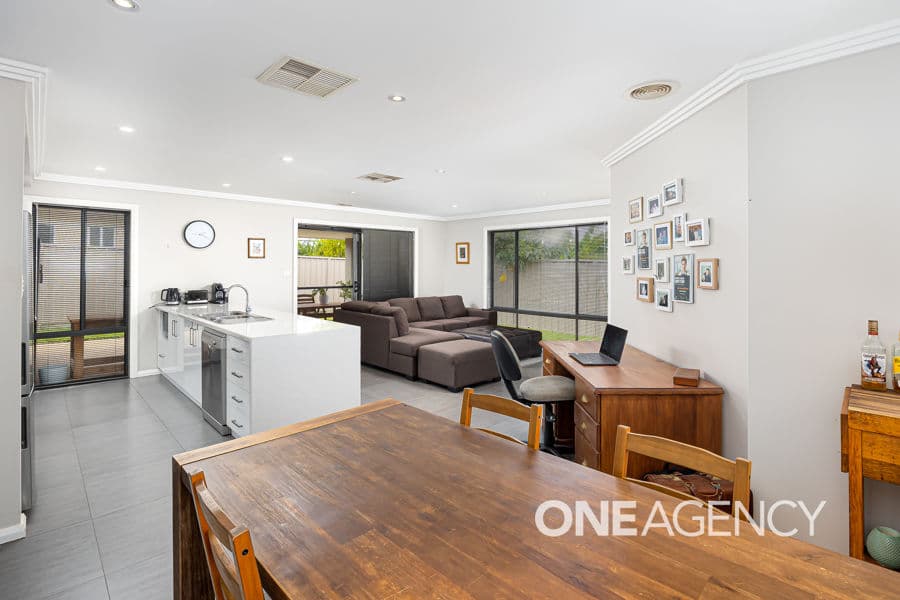 48 STRICKLAND Drive, Boorooma, Boorooma - Thumbnail 3