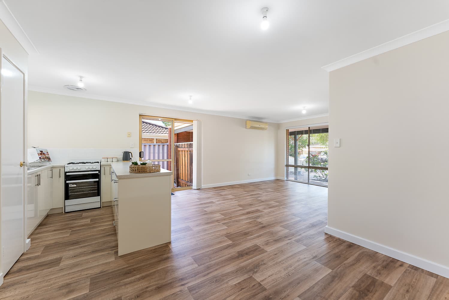 10 Chungking Grove, Stratton, Stratton - Thumbnail 4