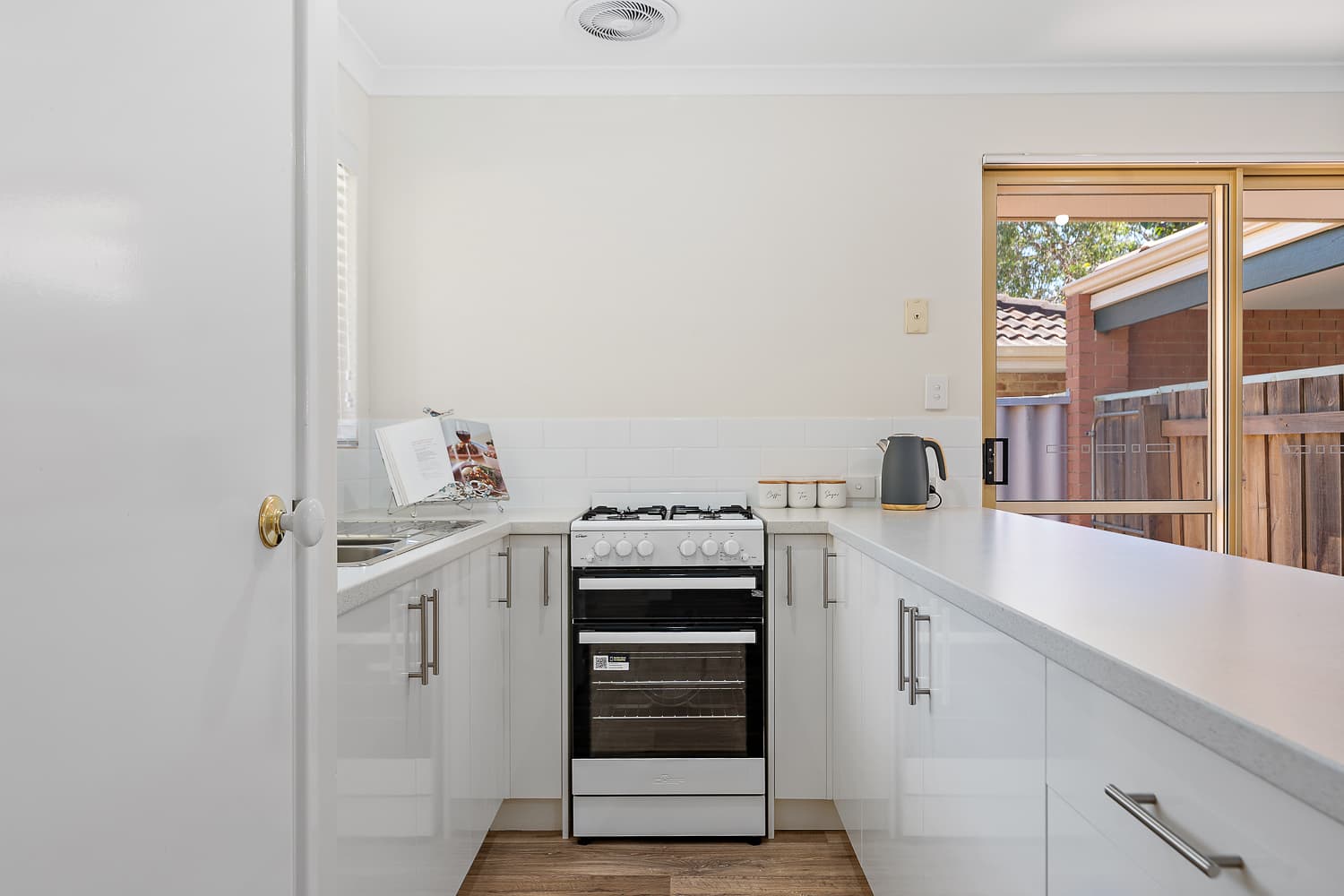 10 Chungking Grove, Stratton, Stratton - Thumbnail 5