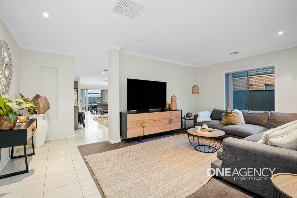 82 Brownlow Drive, Point Cook, Point Cook - Thumbnail 3