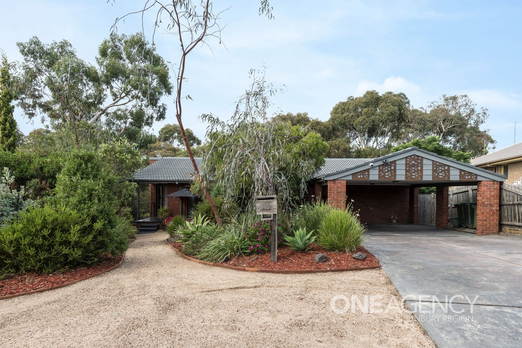 16 McInnes Close, Sunbury, Sunbury - Thumbnail 2
