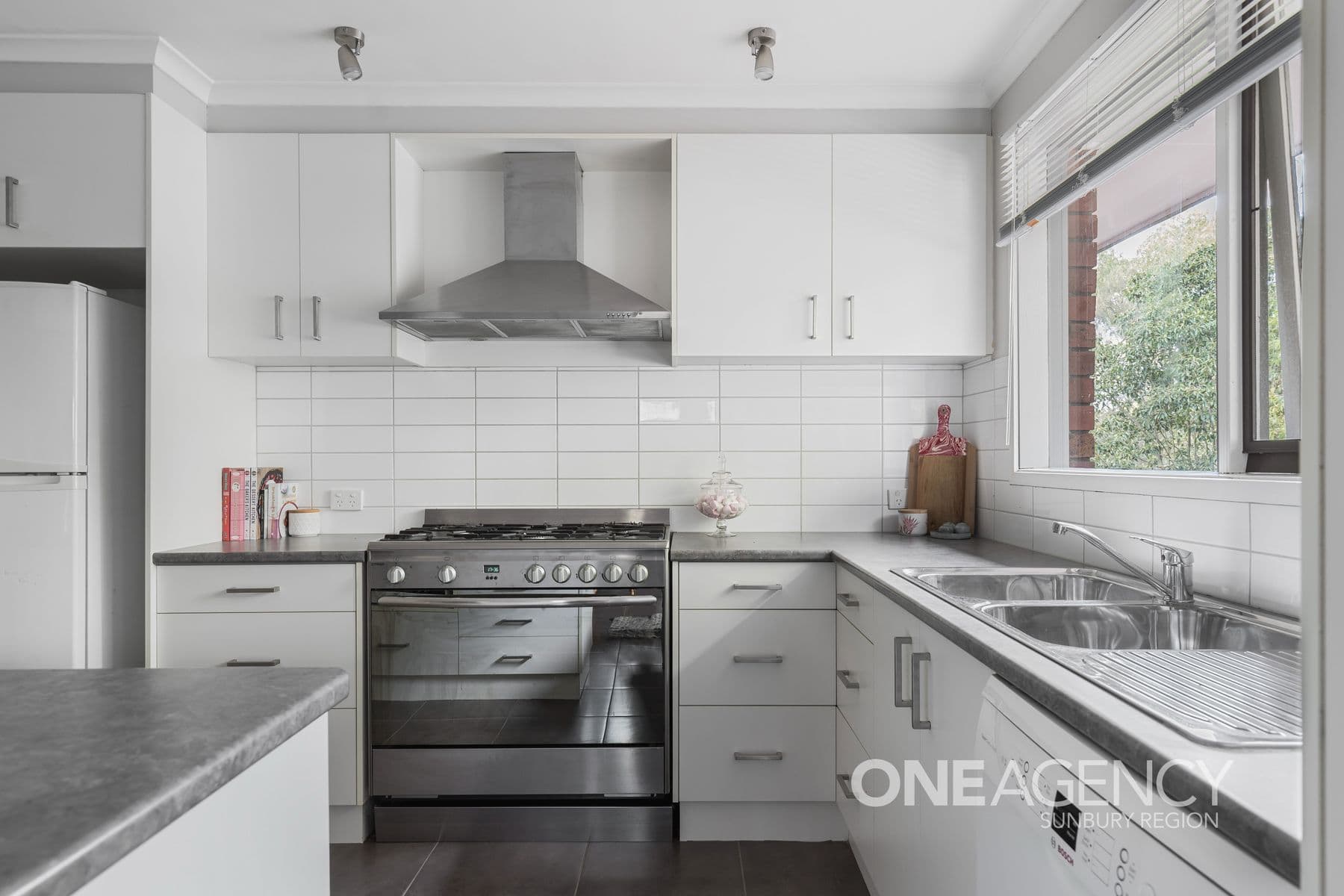16 McInnes Close, Sunbury, Sunbury - Thumbnail 7