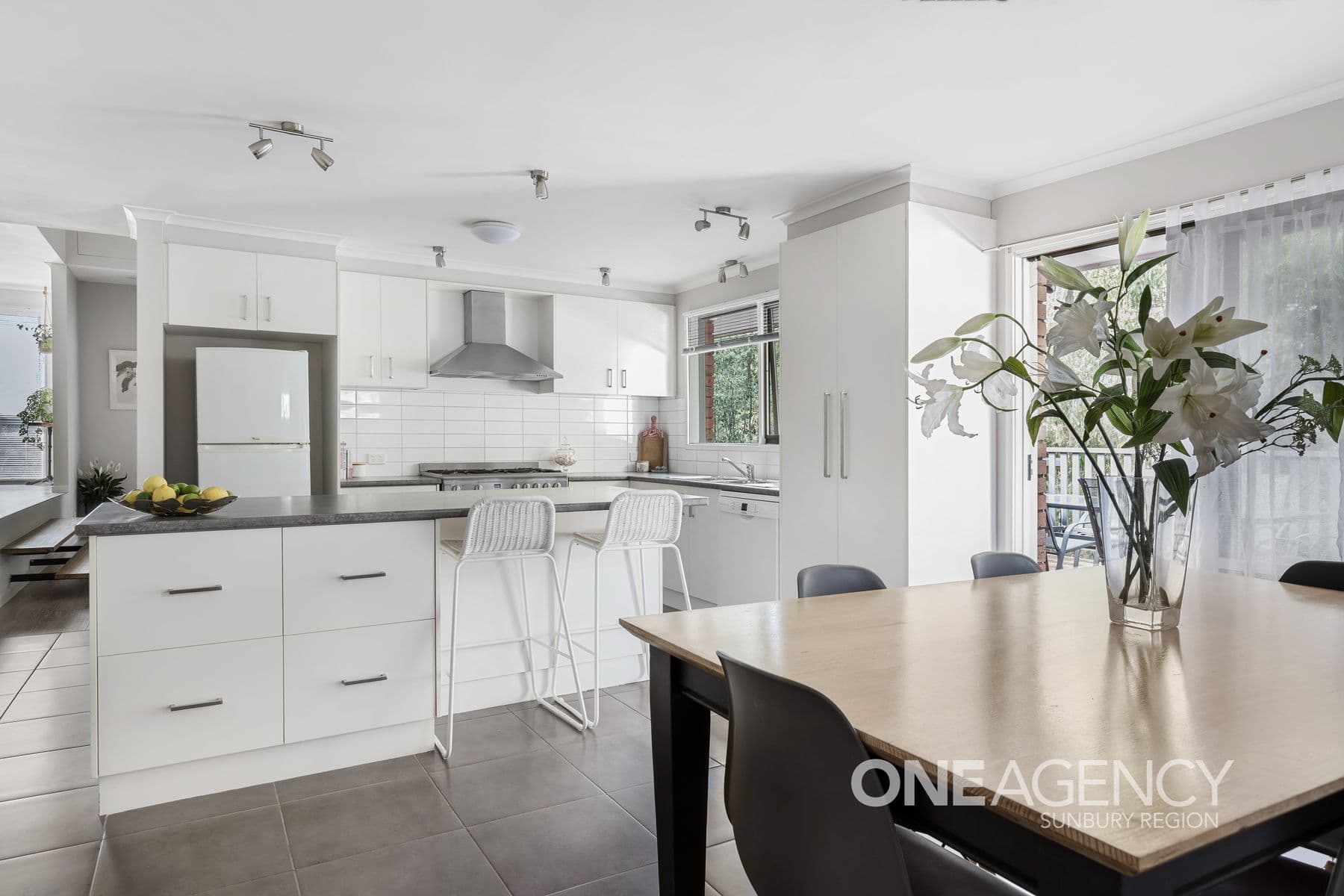 16 McInnes Close, Sunbury, Sunbury - Thumbnail 8