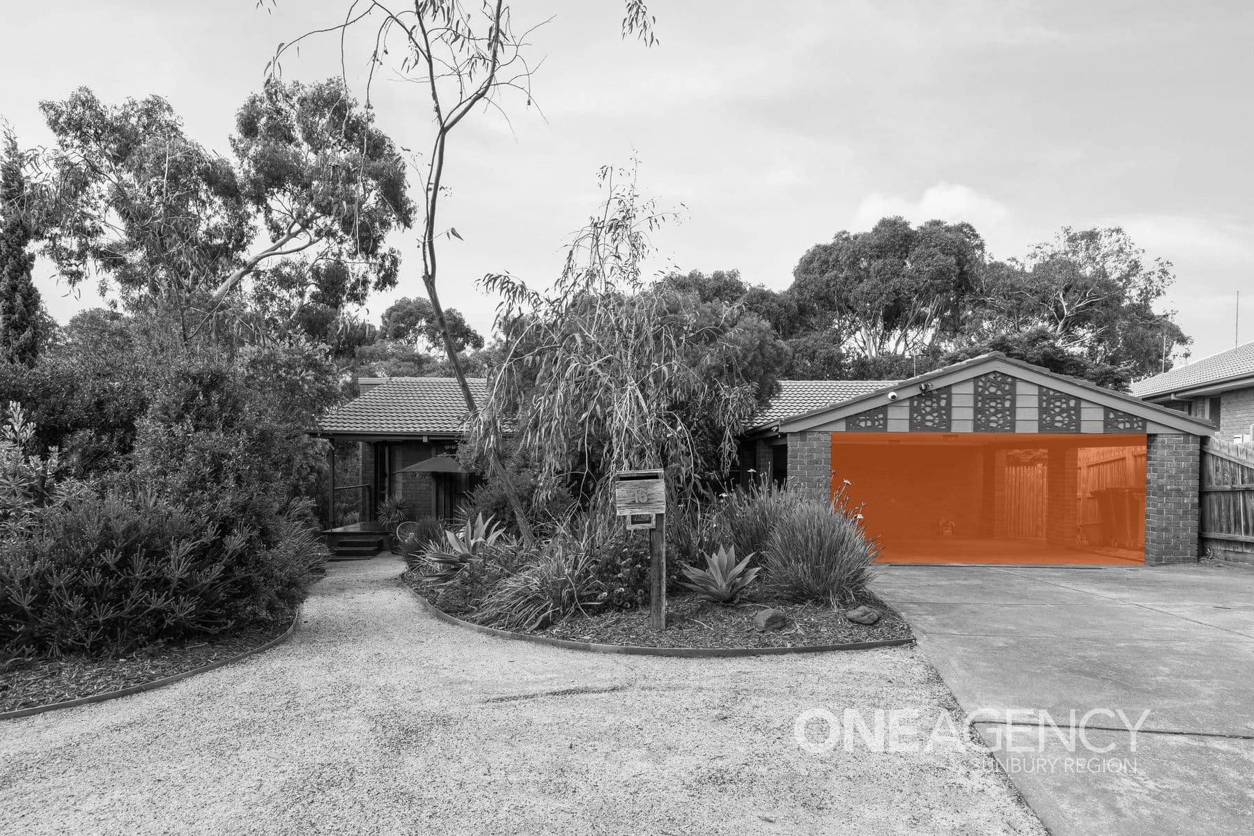 16 McInnes Close, Sunbury, Sunbury - Image 1