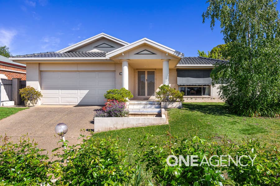 16 ROBERTS Way, Kooringal, Kooringal - Image 1
