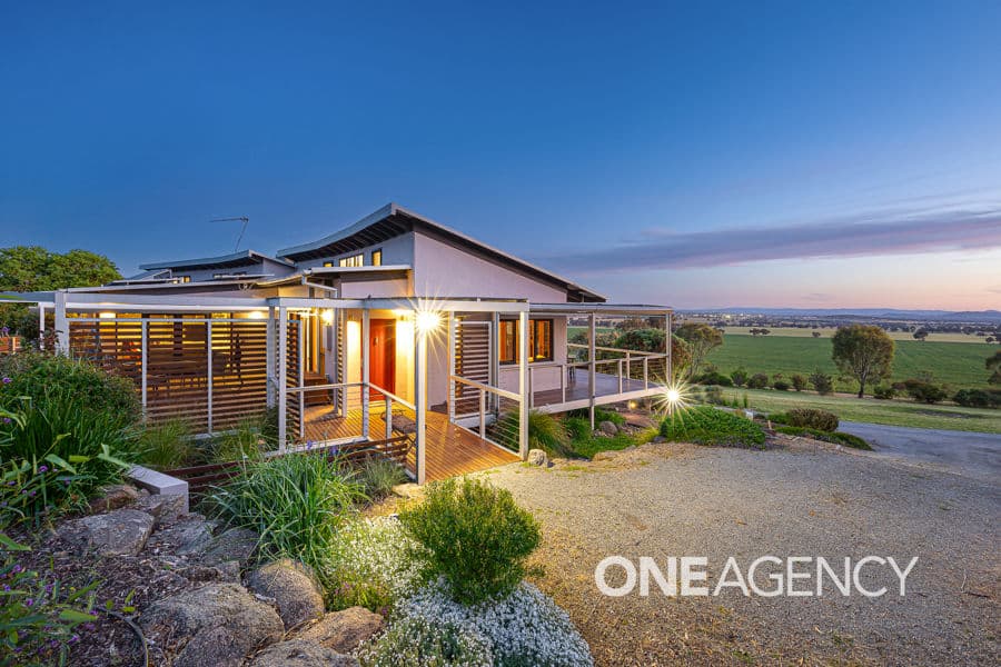 215 BRUCEDALE Drive, Brucedale, Brucedale - Thumbnail 2