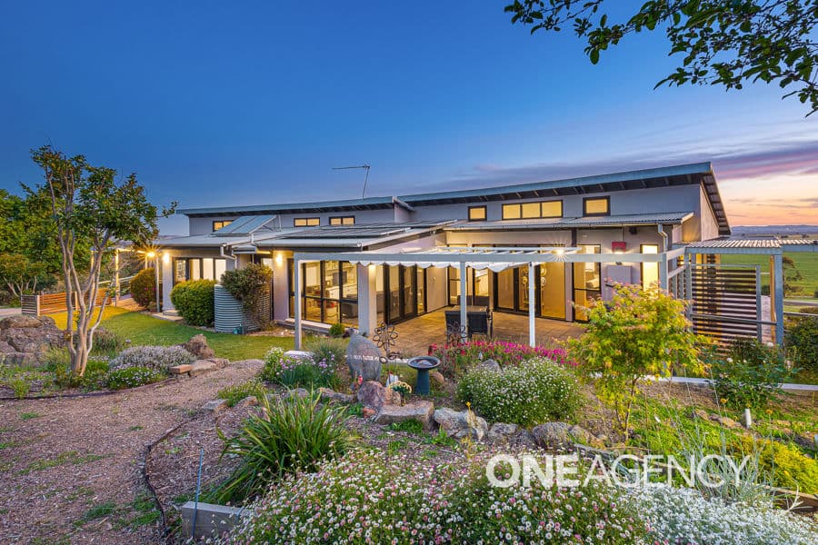 215 BRUCEDALE Drive, Brucedale, Brucedale - Thumbnail 3