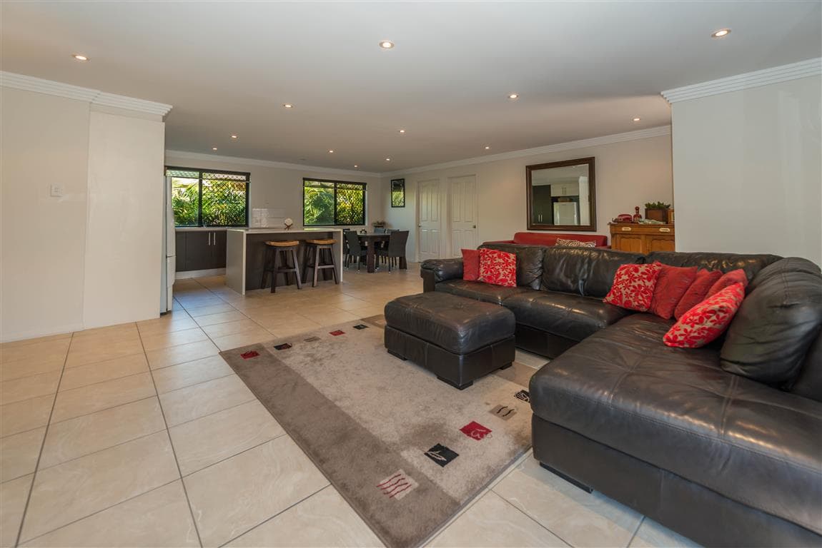 8 Warrina Crescent, Burleigh Waters, Burleigh Waters - Thumbnail 6