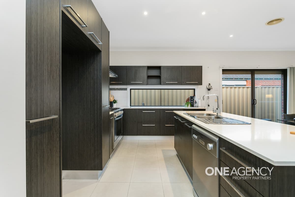 28 Clementson Drive, Caroline Springs, Caroline Springs - Thumbnail 4