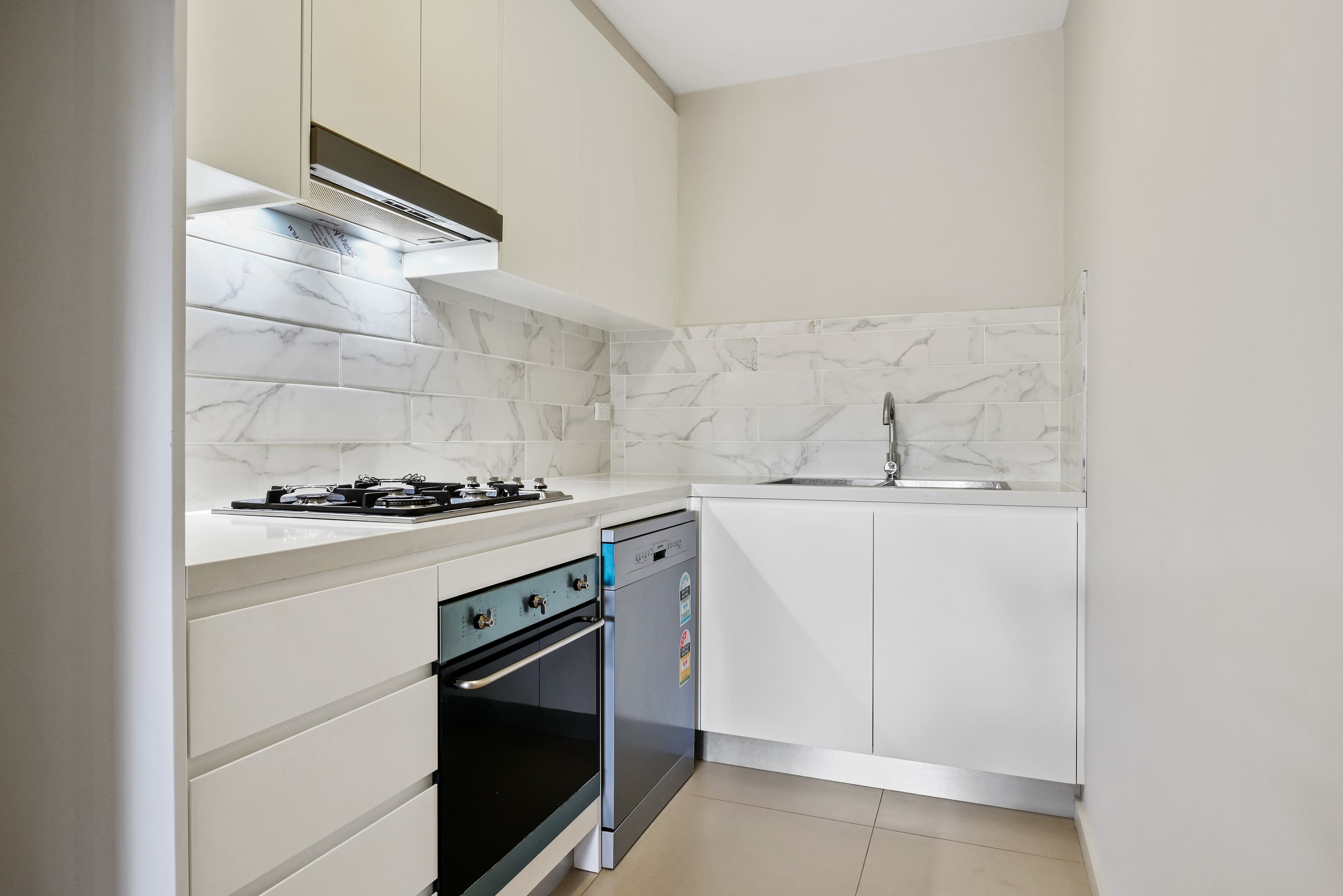2/2 - 4  Hampden Street, Beverly Hills, Beverly Hills - Thumbnail 4