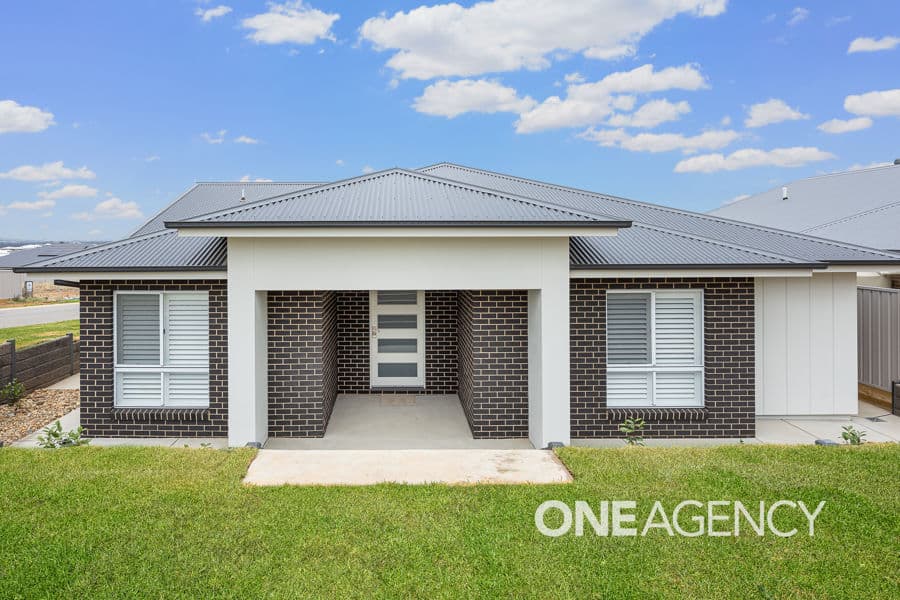 118 VALENCIA Drive, Gobbagombalin, Gobbagombalin - Image 1