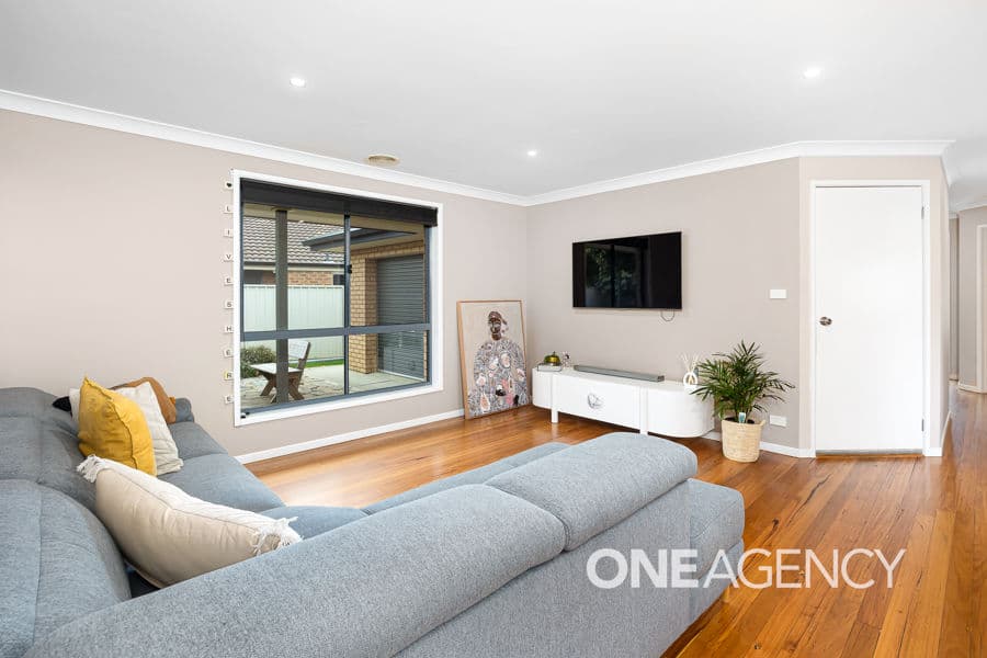 8 WALLA Place, Glenfield Park, Glenfield Park - Thumbnail 2