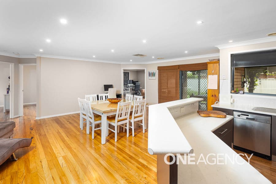 8 WALLA Place, Glenfield Park, Glenfield Park - Thumbnail 3