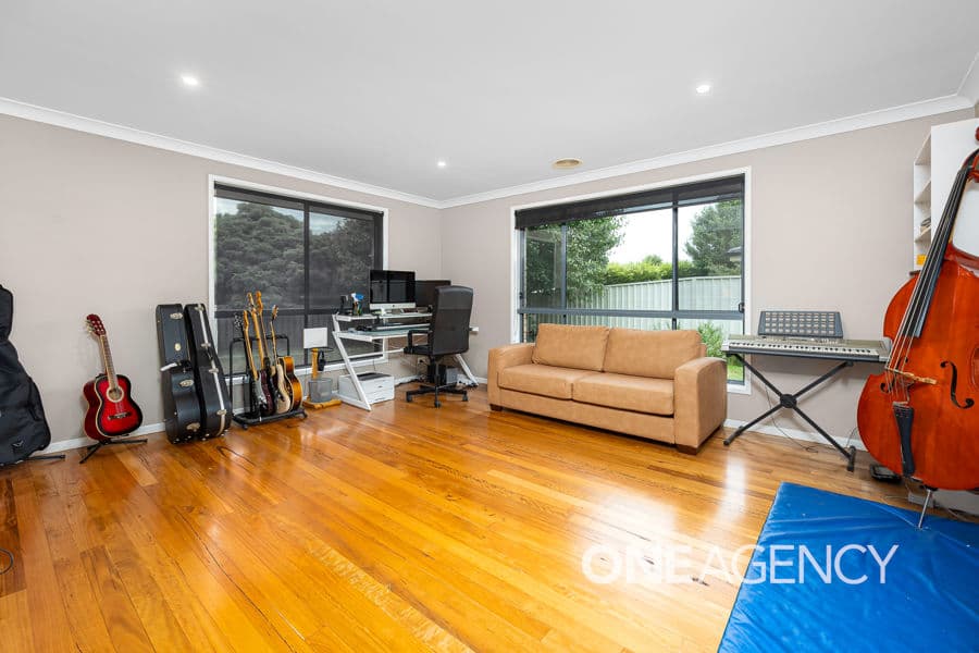 8 WALLA Place, Glenfield Park, Glenfield Park - Thumbnail 5