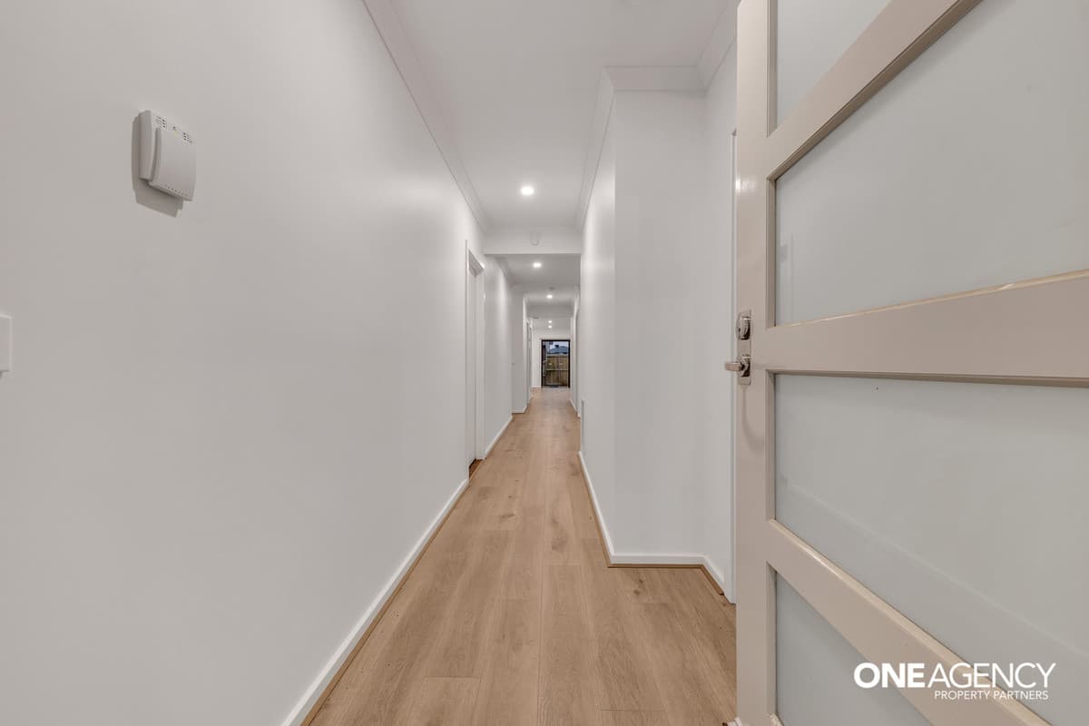 67 Waterfern Street, Fraser Rise, Fraser Rise - Thumbnail 2