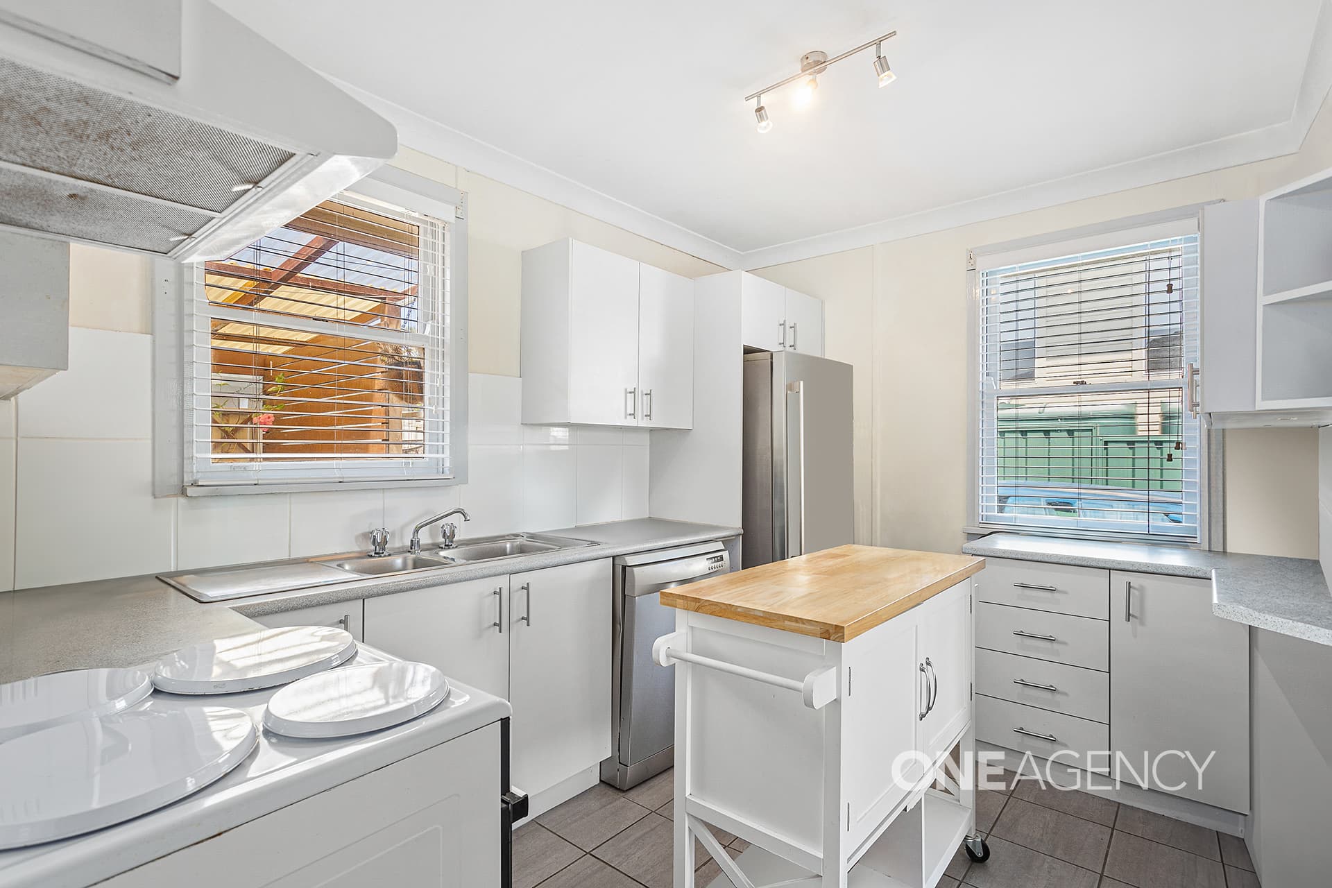 558 Northcliffe Drive, Berkeley, Berkeley - Thumbnail 3