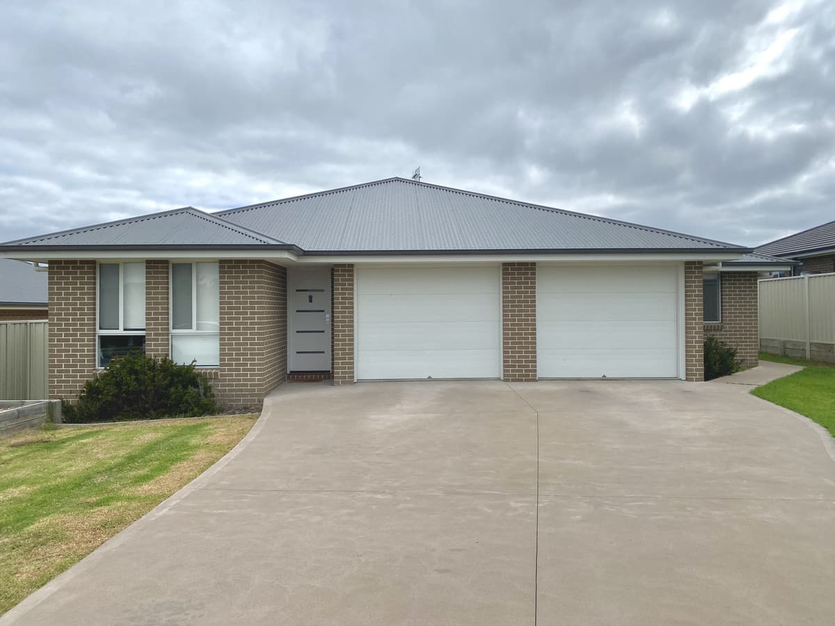 8 and 8a Voyager Avenue, Goulburn, Goulburn - Image 1
