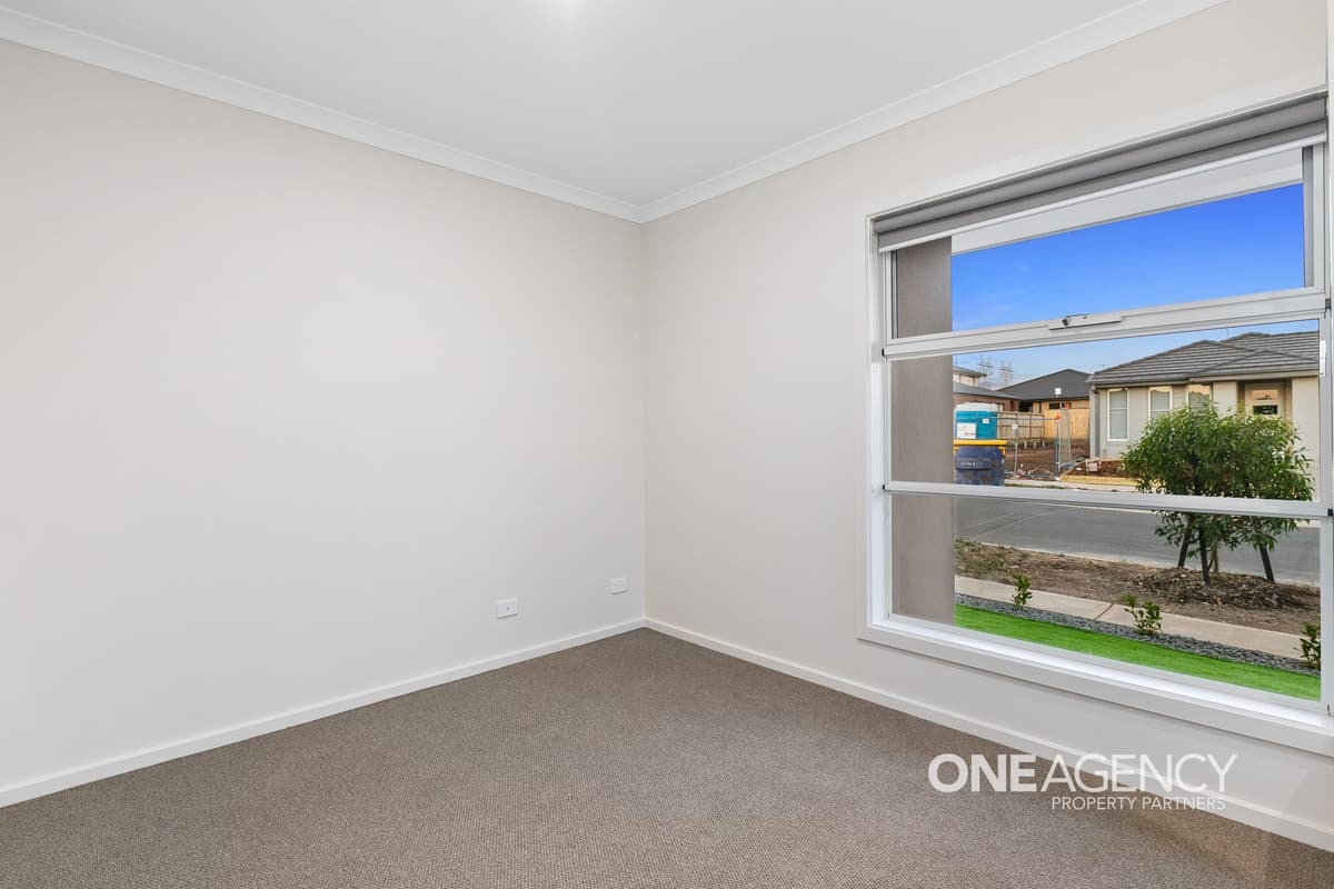 17 Waterfern Street, Fraser Rise, Fraser Rise - Thumbnail 2
