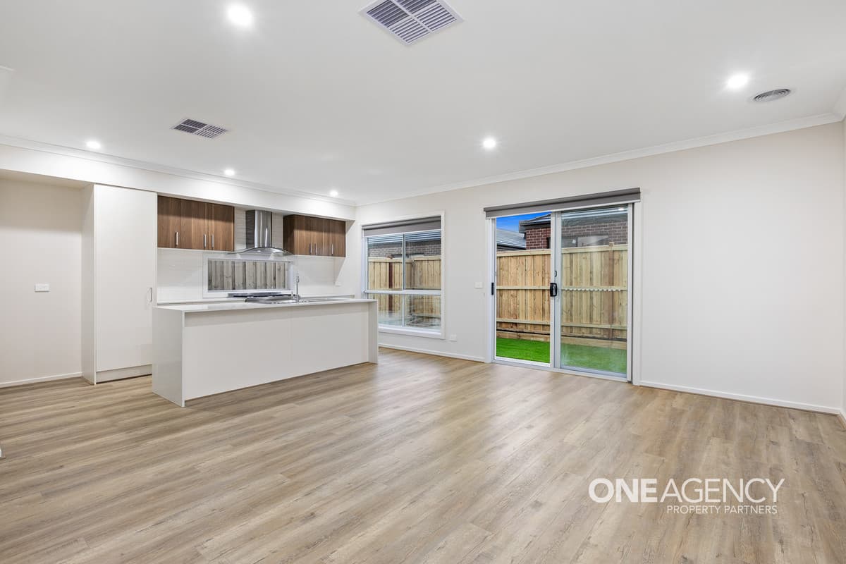 17 Waterfern Street, Fraser Rise, Fraser Rise - Thumbnail 3