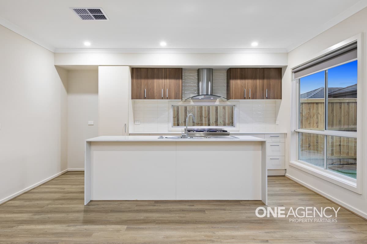 17 Waterfern Street, Fraser Rise, Fraser Rise - Thumbnail 4