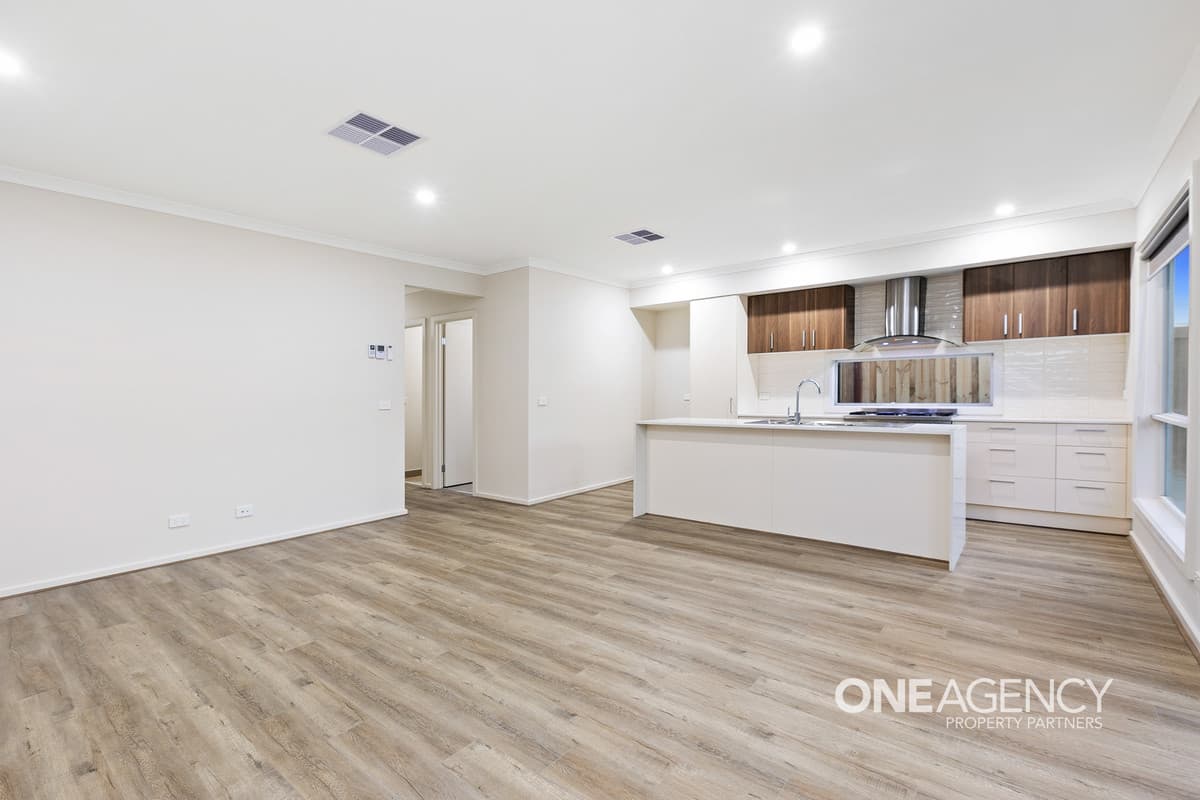 17 Waterfern Street, Fraser Rise, Fraser Rise - Thumbnail 5