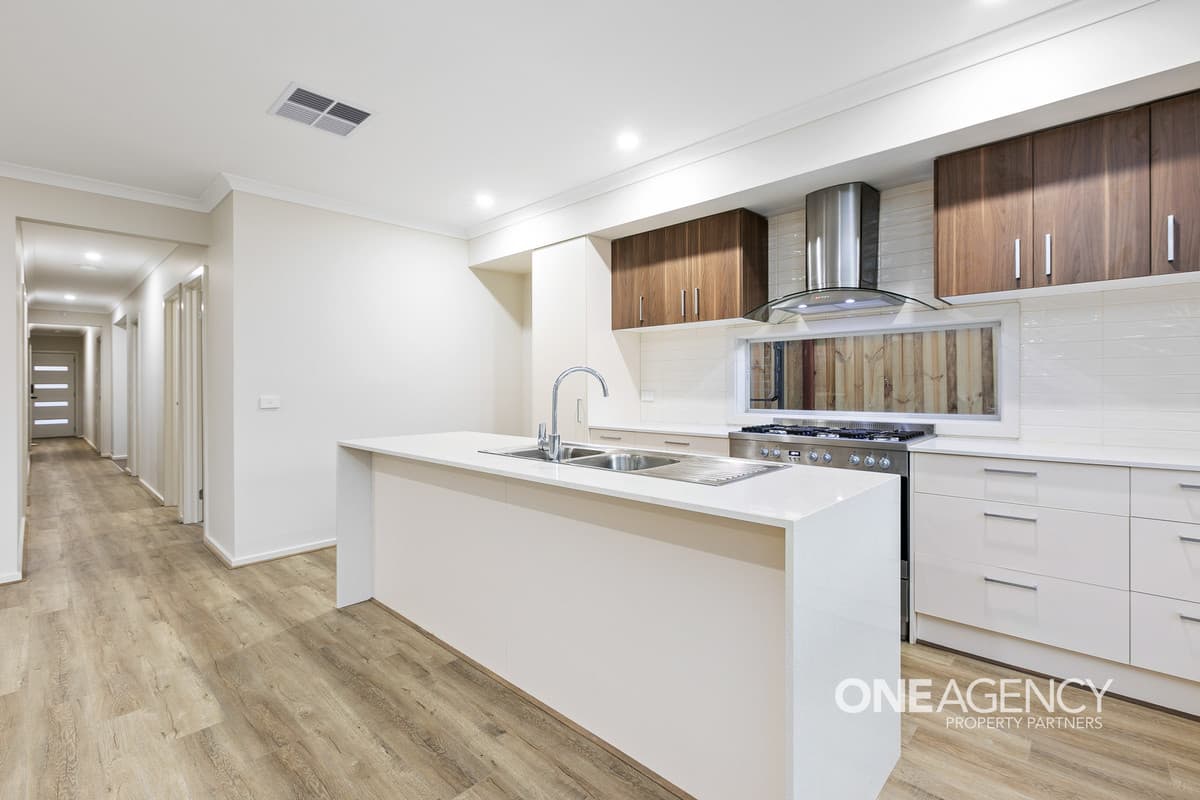 17 Waterfern Street, Fraser Rise, Fraser Rise - Thumbnail 6
