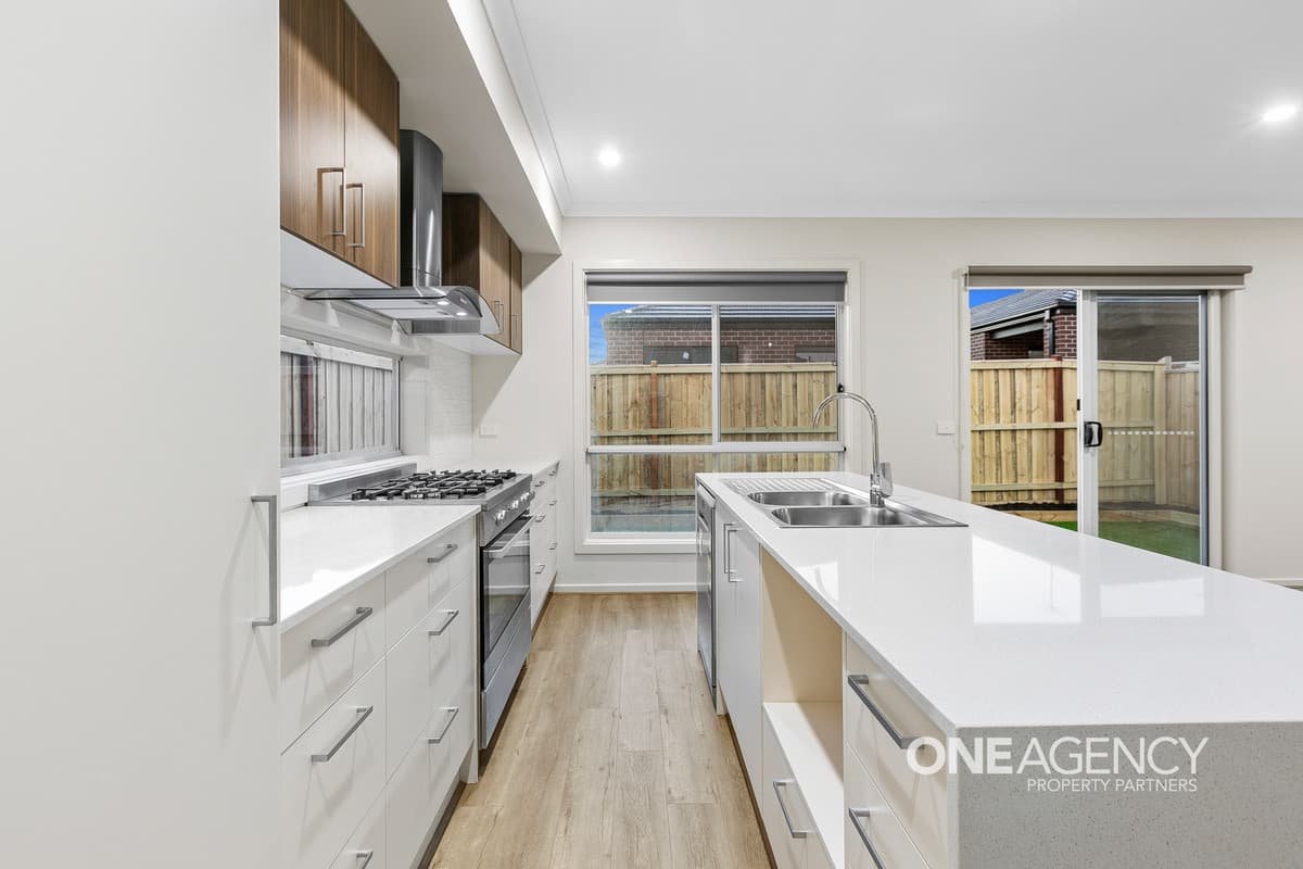 17 Waterfern Street, Fraser Rise, Fraser Rise - Thumbnail 7