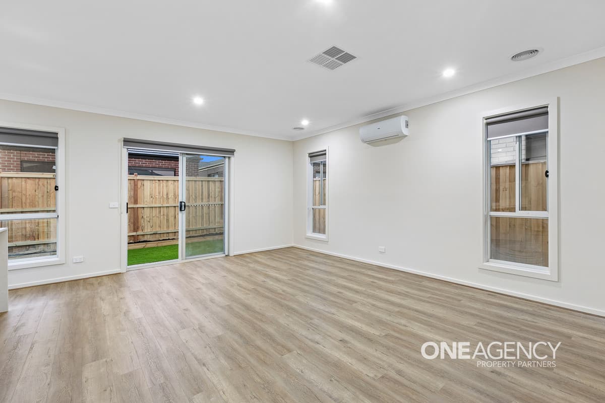 17 Waterfern Street, Fraser Rise, Fraser Rise - Thumbnail 8