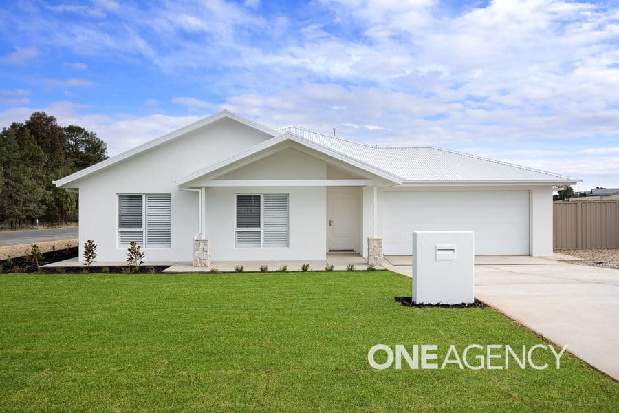 92 WALLACE Street, Coolamon, Coolamon - Image 1