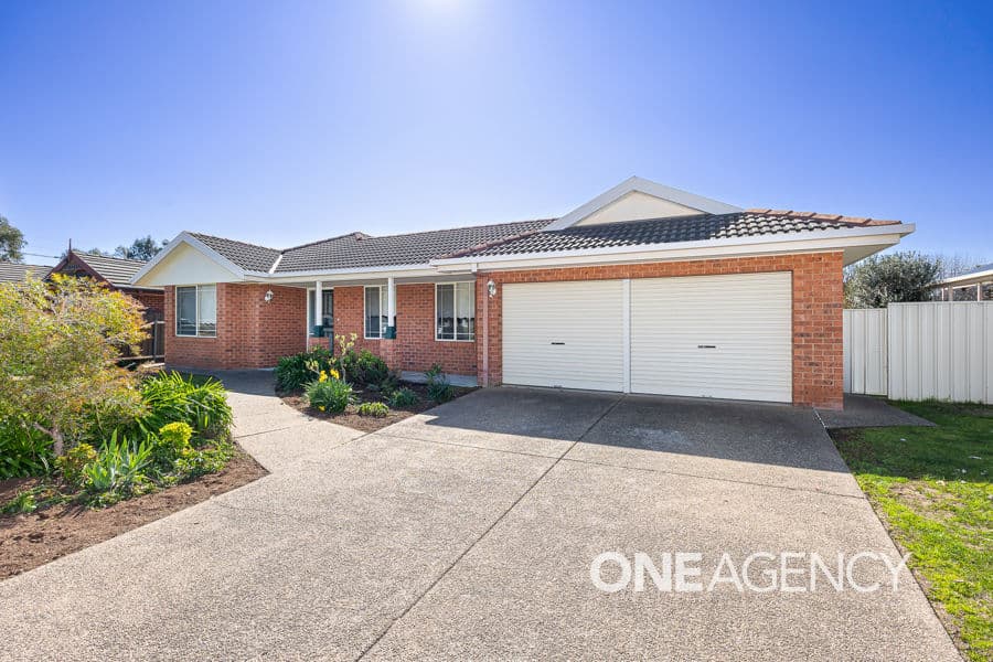 35 LANSDOWNE Avenue, Lake Albert, Lake Albert - Image 1