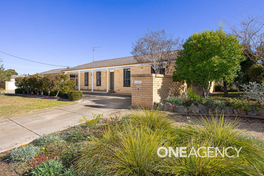 18 OLEANDER Crescent, Lake Albert, Lake Albert - Image 1