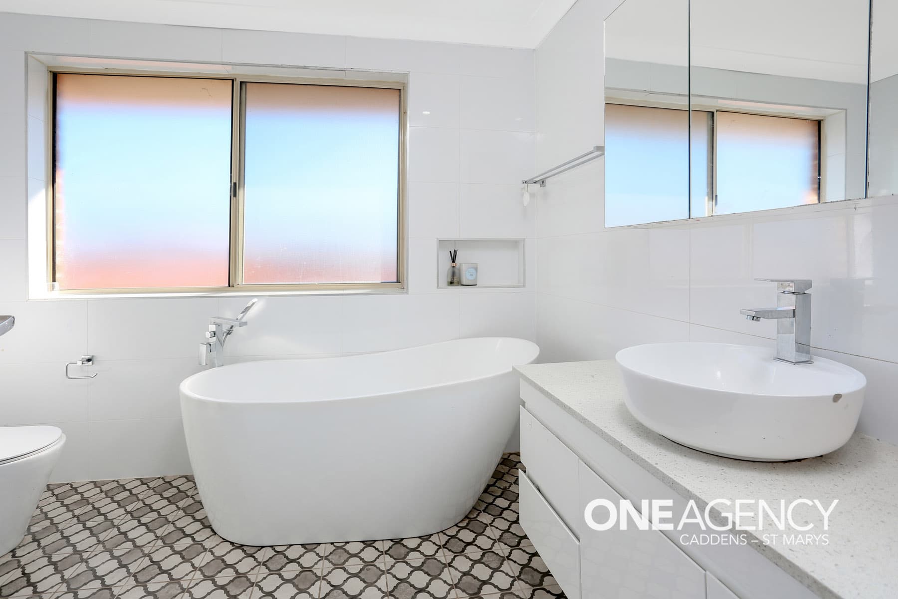 2B Giles Close, Glenmore Park, Glenmore Park - Thumbnail 3
