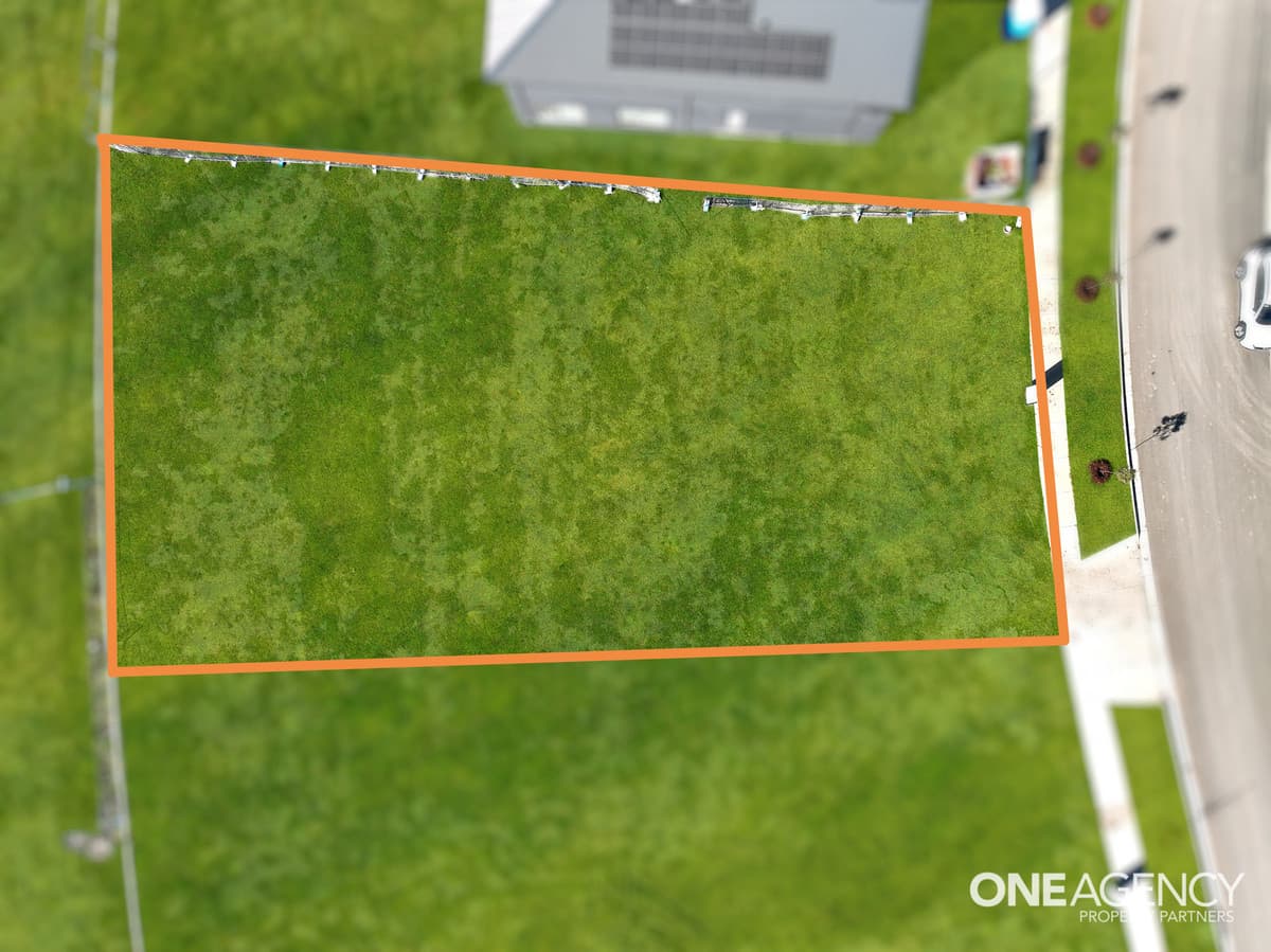 17 Chipperfield Avenue, Sunbury, Sunbury - Thumbnail 3