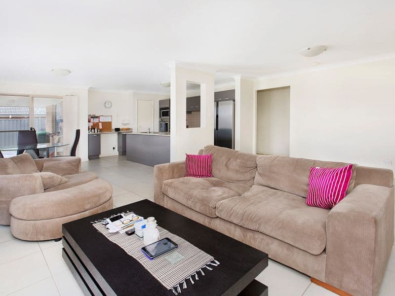 29 Athanlin Avenue, Haywards Bay, Haywards Bay - Thumbnail 3