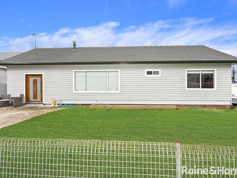 2 Deakin Street, Oak Flats, Oak Flats - Image 1