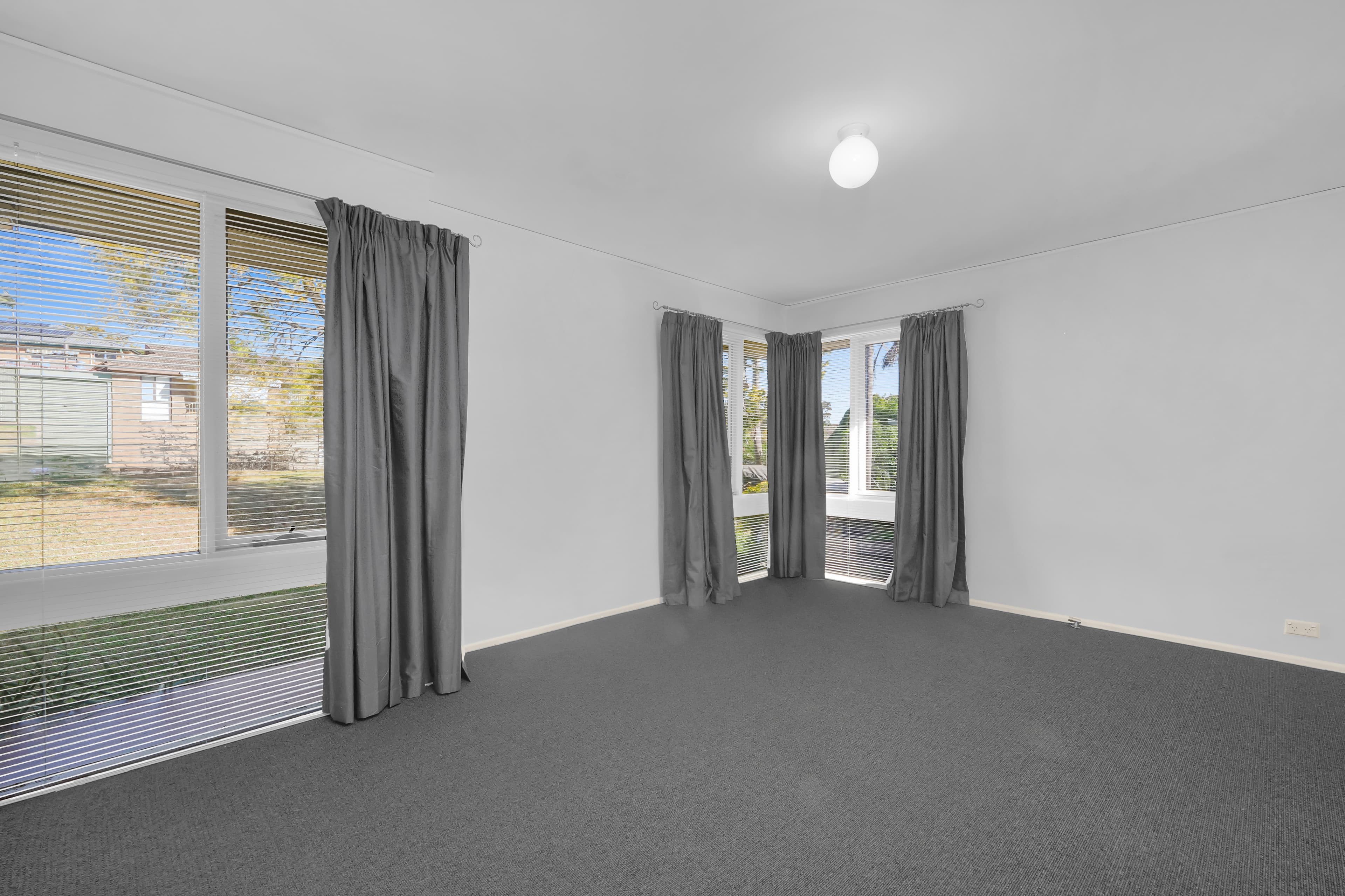 13 Manooka Crescent, Bradbury, Bradbury - Thumbnail 2
