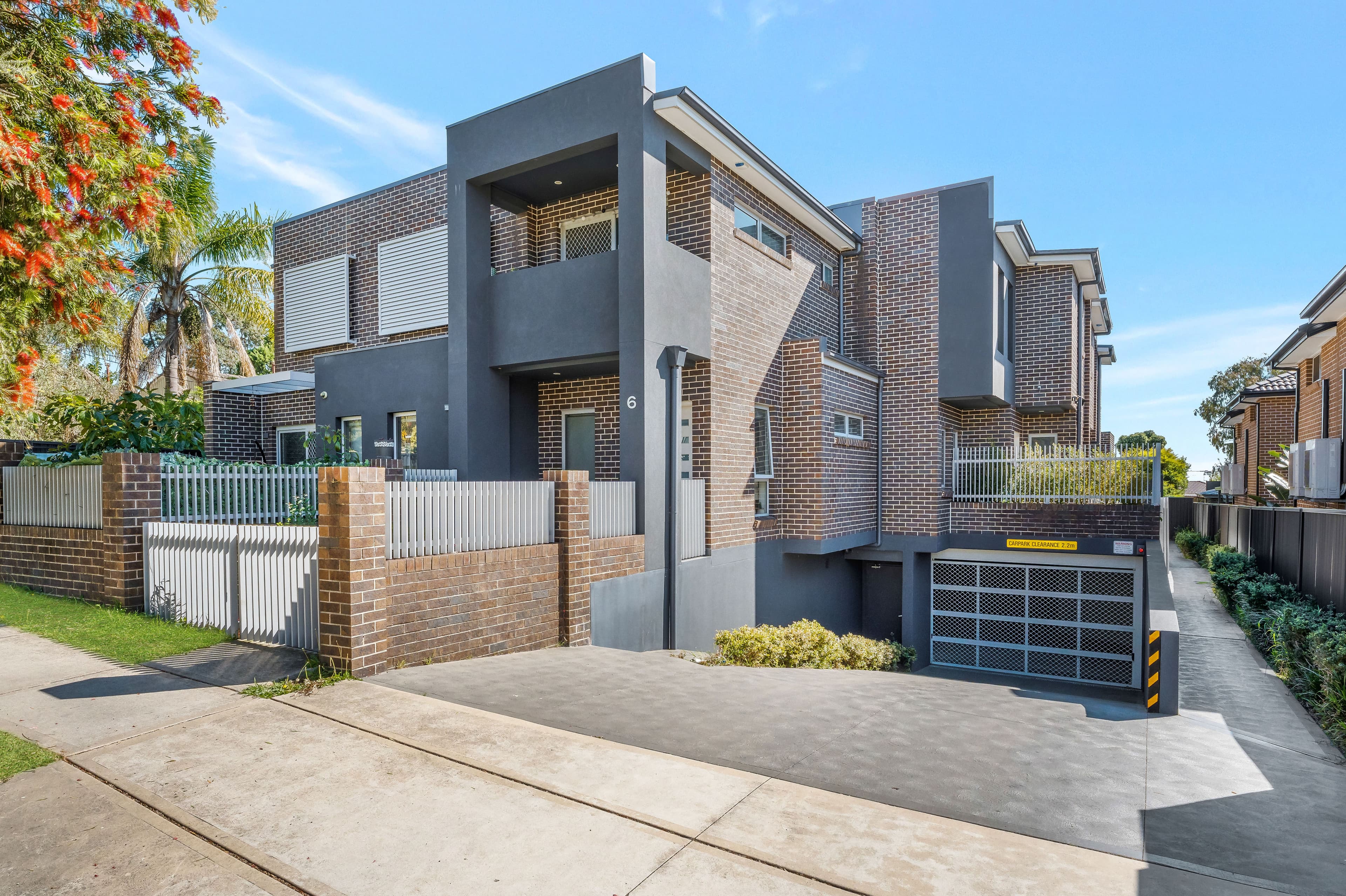 2/6 Holland Crescent, Casula, Casula - Image 1