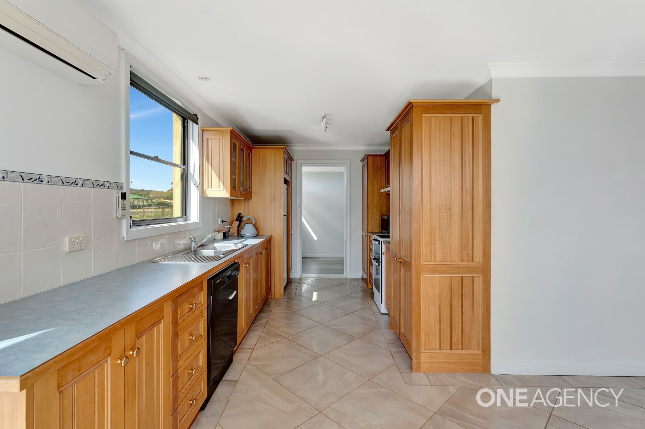 2 Ronald Crescent, Somerset, Somerset - Thumbnail 3
