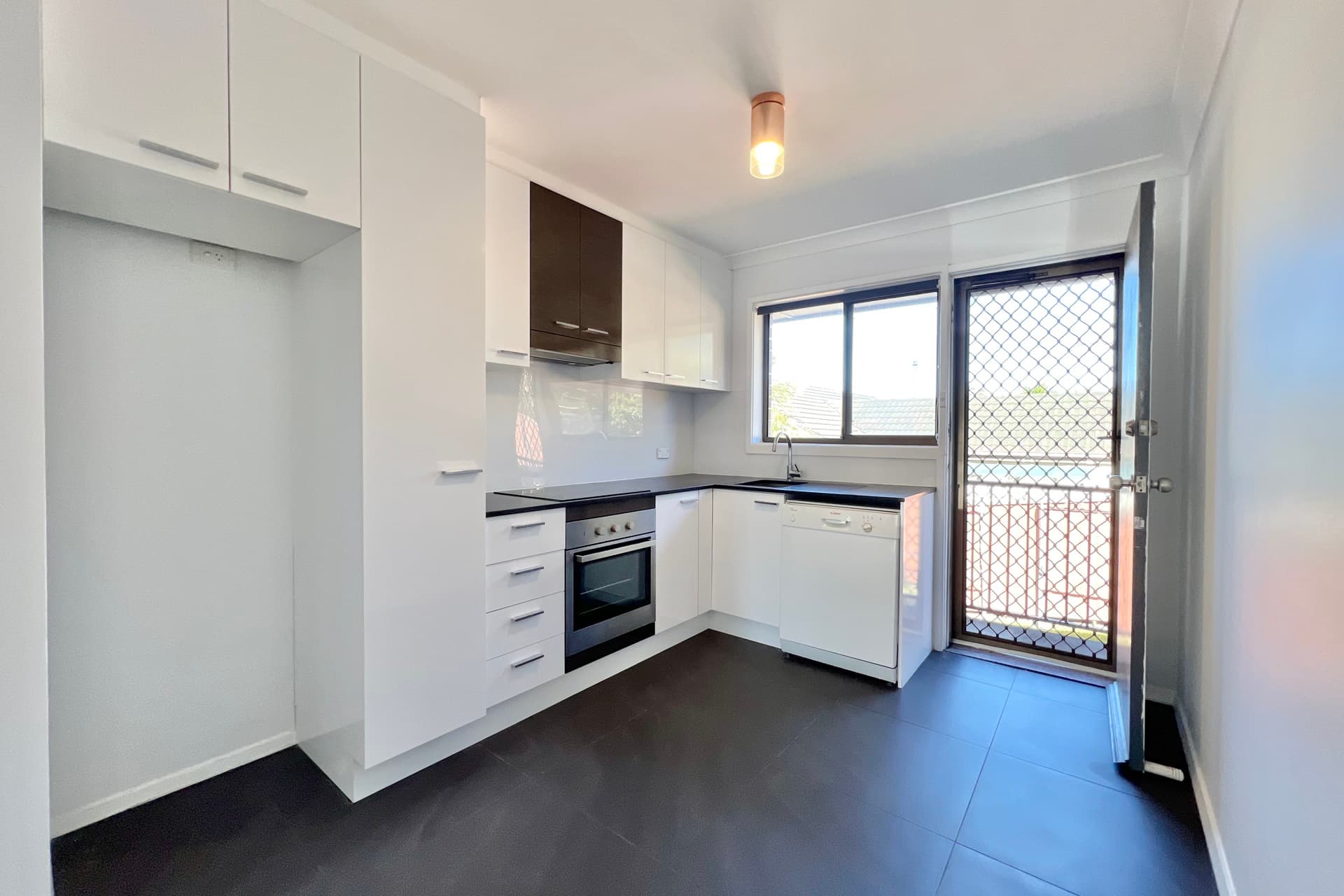 2/68 Yellagong Street, West Wollongong, West Wollongong - Thumbnail 4