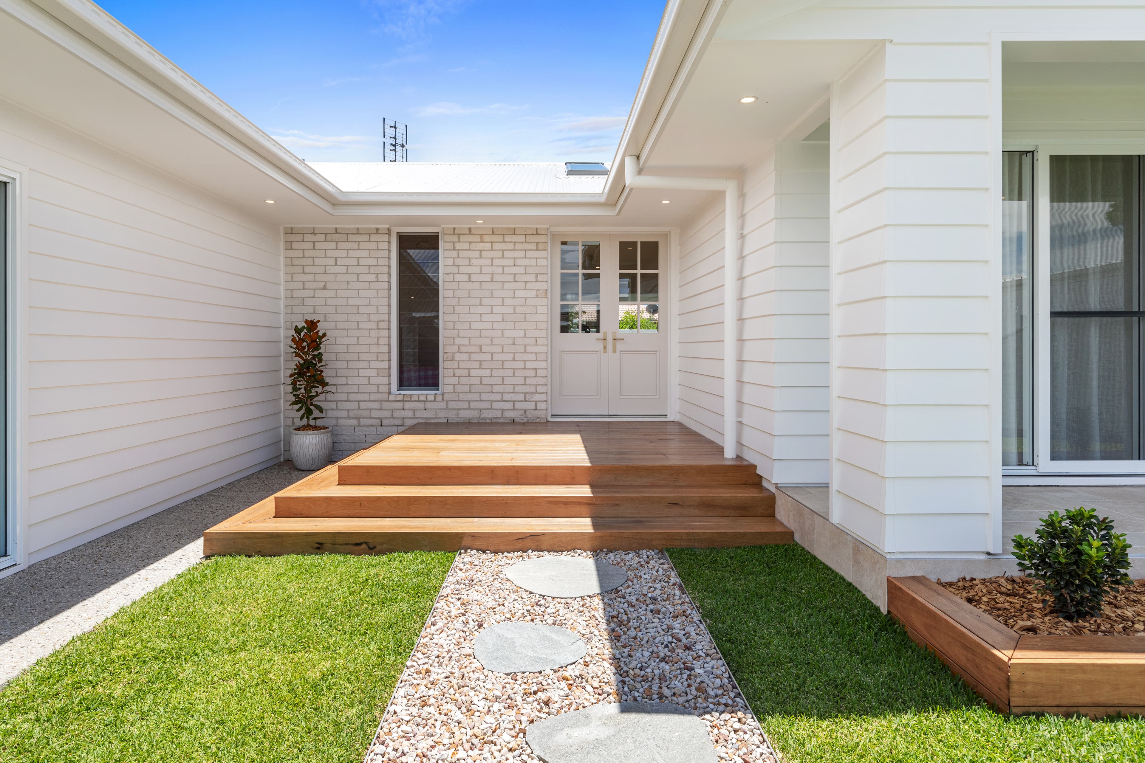 9 Auk Avenue, Burleigh Waters, Burleigh Waters - Thumbnail 2