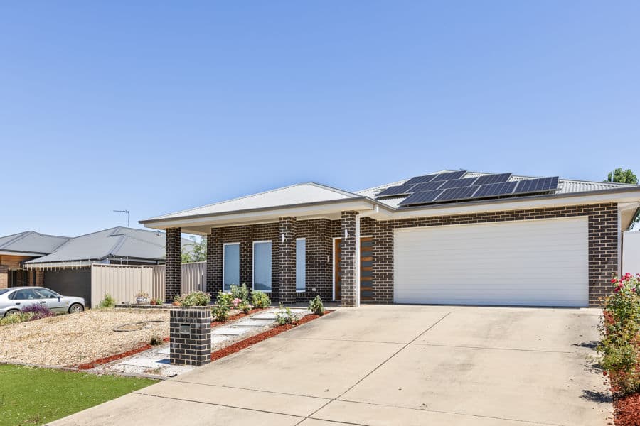 17 DEAKIN Avenue, Lloyd, Lloyd - Image 1