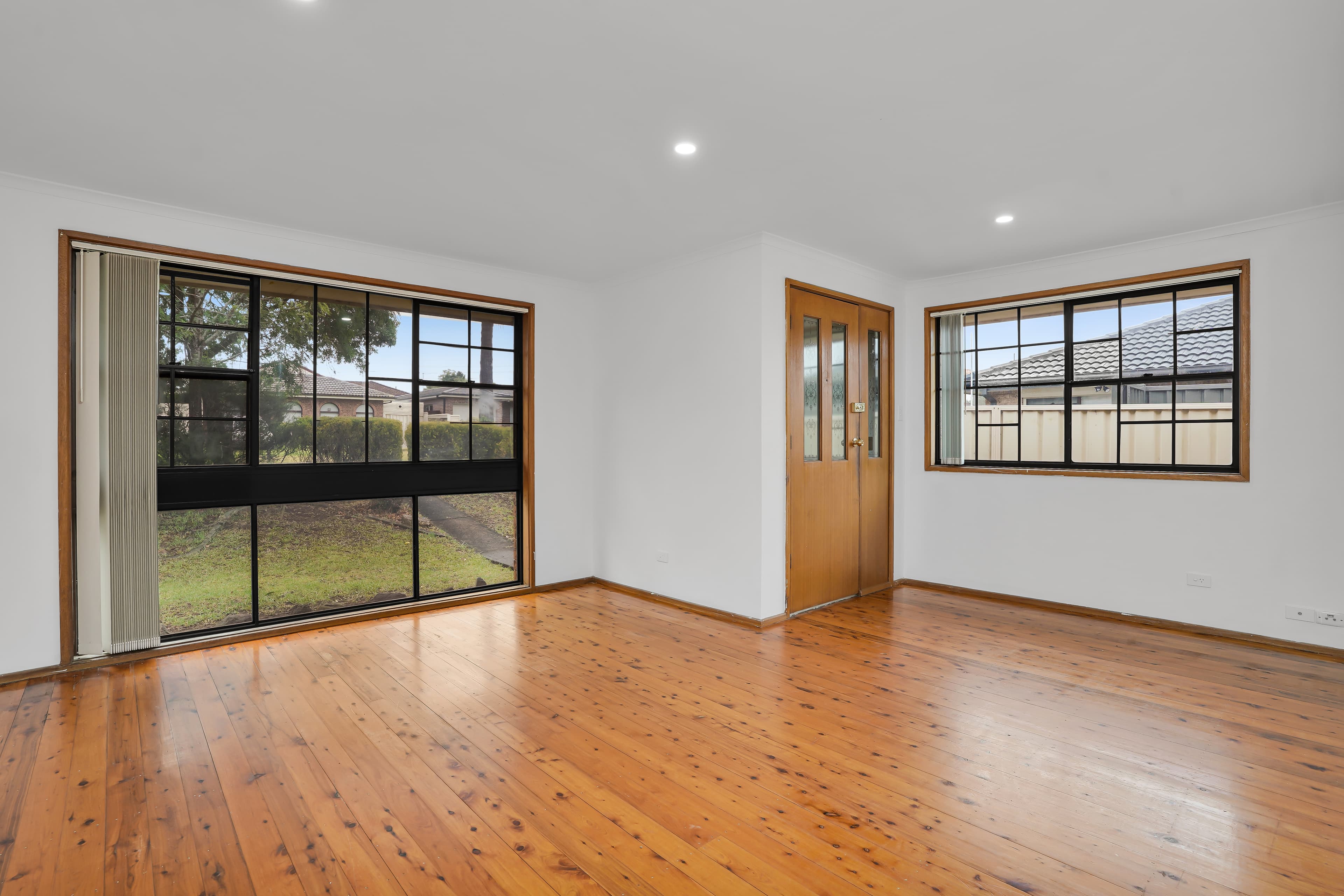 19 Wintaroo Crescent, St Helens Park, St Helens Park - Thumbnail 2