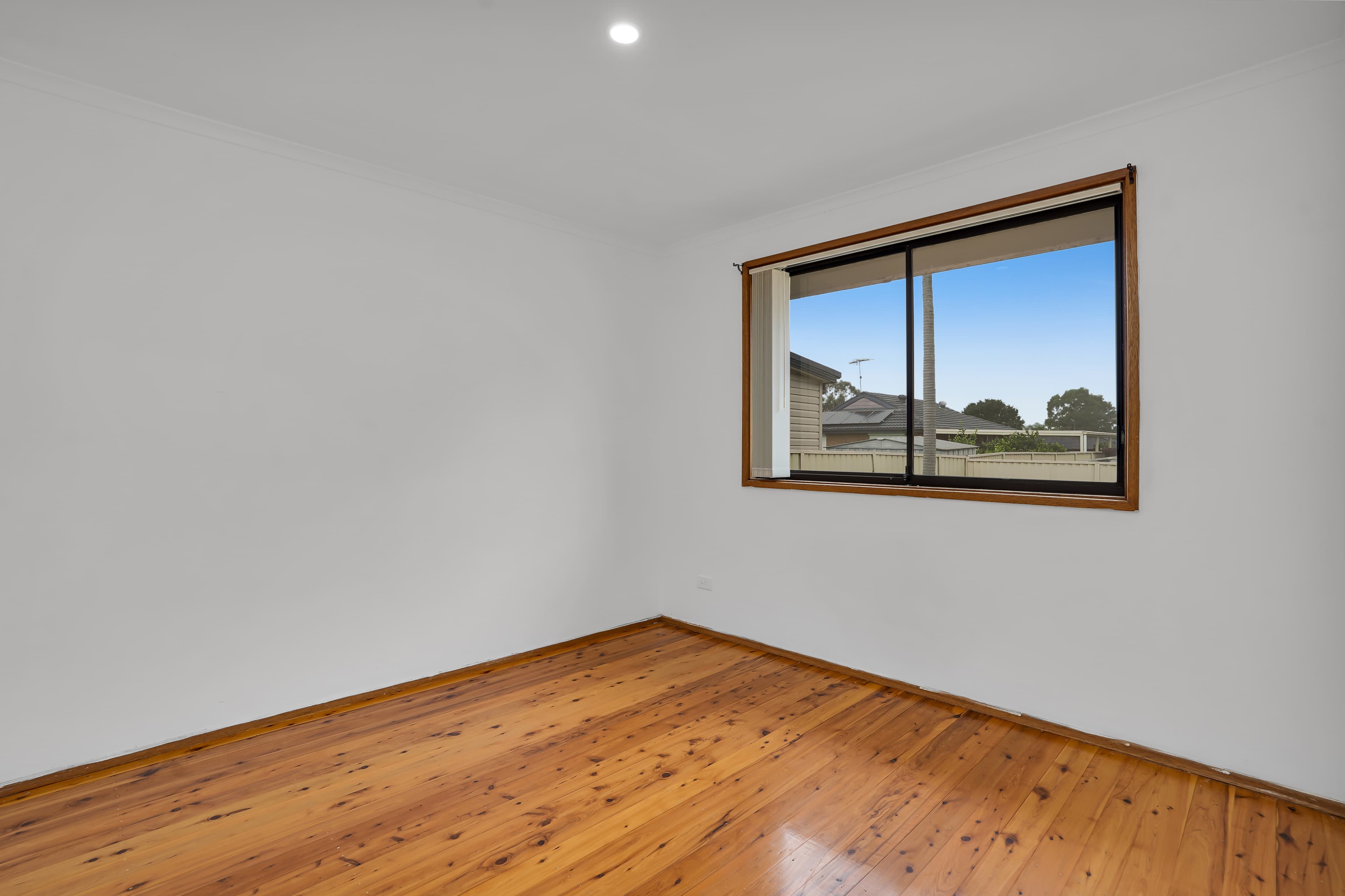 19 Wintaroo Crescent, St Helens Park, St Helens Park - Thumbnail 8