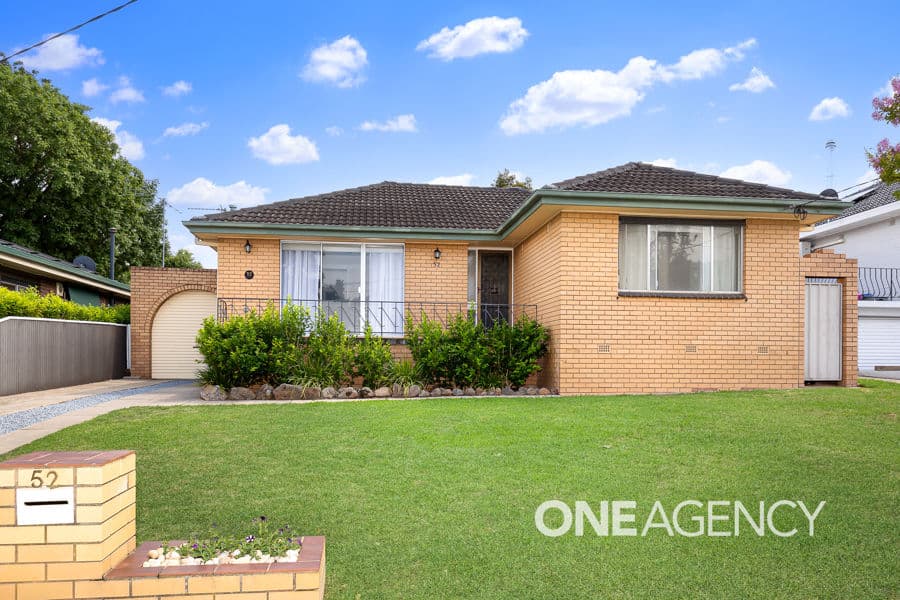 52 WHITE Avenue, Kooringal, Kooringal - Image 1
