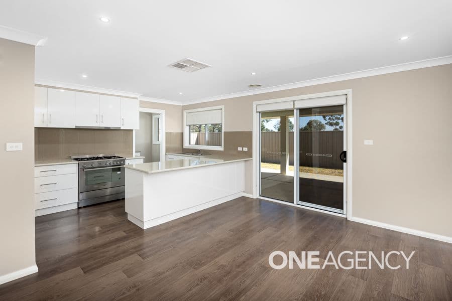 16 BARTON Avenue, Lloyd, Lloyd - Thumbnail 3